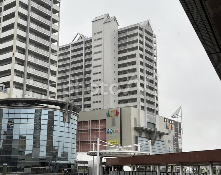 アクタ西宮に行く道 西宮北口,アクタ,商業施設の写真素材