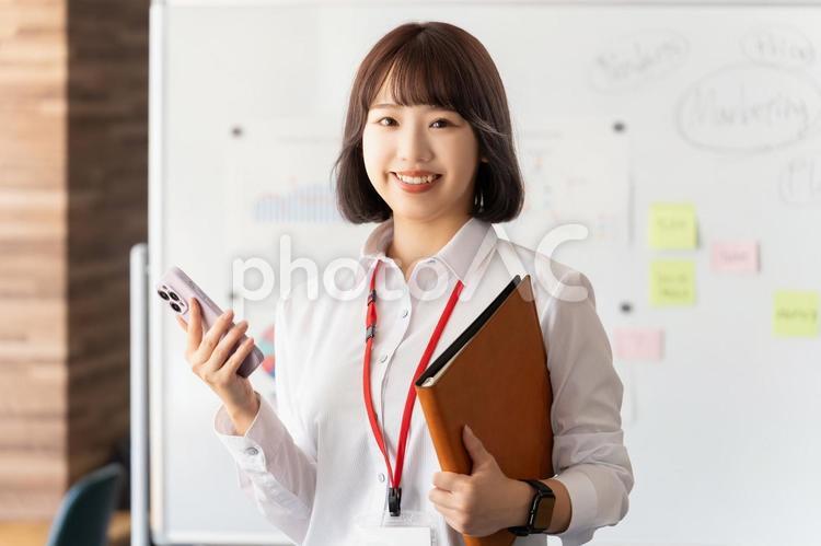 笑顔でスマホを持つ若いビジネスウーマン 女性,ビジネス,スマホの写真素材