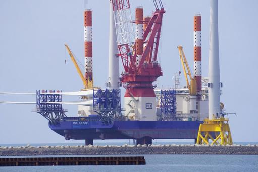 洋上風力発電機の設置工事の風景 洋上風力発電機の設置工事の風景の写真