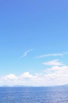 夏の海と空 縦3 夏の海と空 縦3の写真