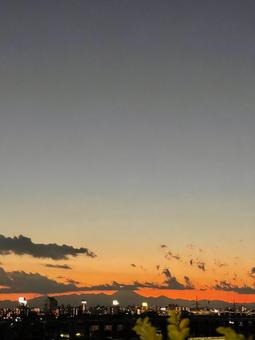 夕暮れの公園と小さな月 夕暮れの公園と小さな月 公園,空,雲の写真素材