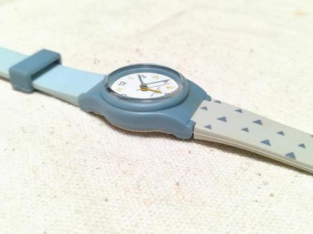 くすみカラーの腕時計の写真