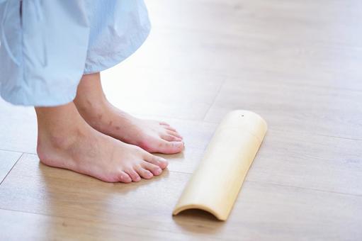 青竹踏みと足元 足元,青竹踏み,竹の写真素材