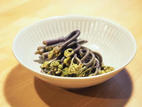 美味しそうな山菜 わらびのお浸し 美味しそうな山菜 わらびのお浸し 蕨,ワラビ,山菜の写真素材