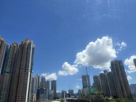 香港の青空と高層ビルが並ぶ夏の都市風景 香港,高層ビル,青空の写真素材