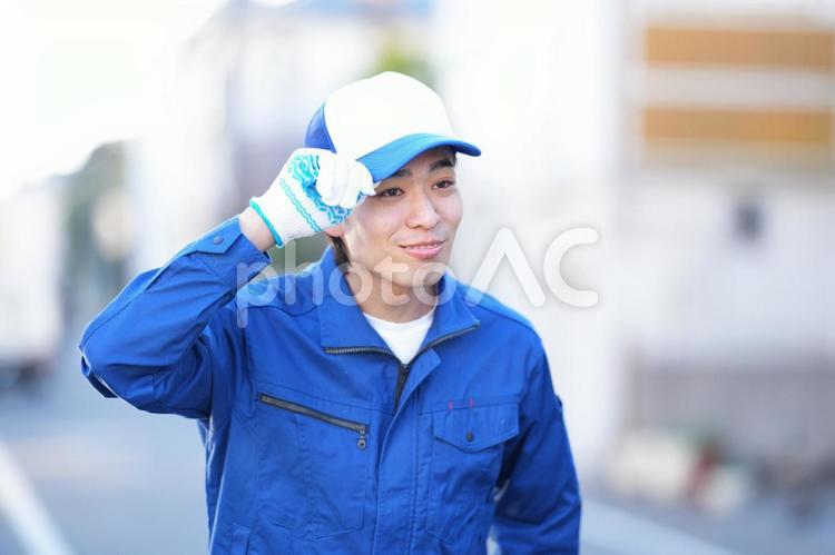 帽子のつばを持って挨拶する引っ越し作業員 引っ越し,男性,日本人の写真素材