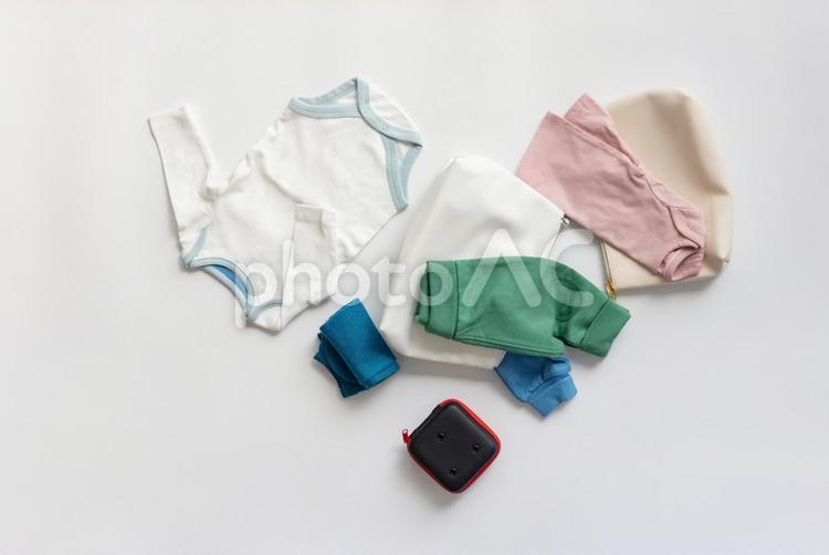 ベビー服と丸めた洋服など ダウン,子供服,洋服の写真素材
