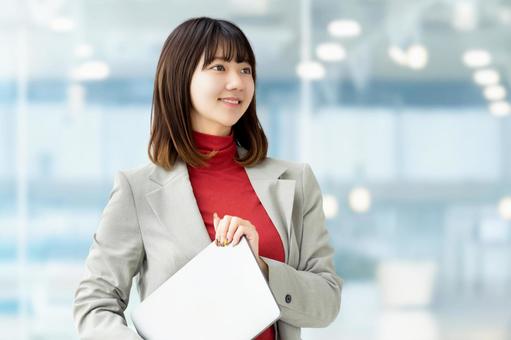 パソコンを持つ女性・ビジネスウーマン 女性,パソコン,笑顔の写真素材