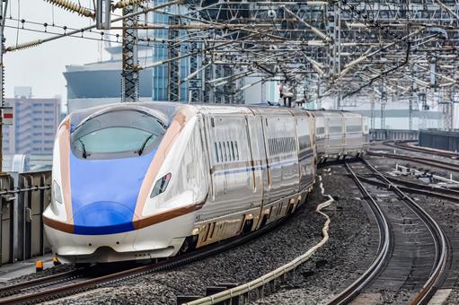 ホームを出発した上越北陸新幹線E7系 ホームを出発した上越北陸新幹線E7系 大宮駅,上越,北陸の写真素材