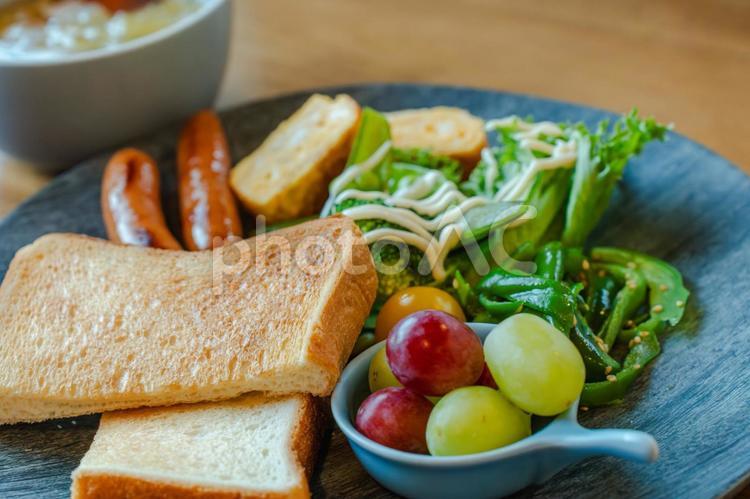 トーストと野菜の洋風朝食プレート 朝食,洋食,トーストの写真素材
