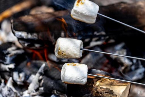 焼きマシュマロのアップ マシュマロ,焼く,スイーツの写真素材