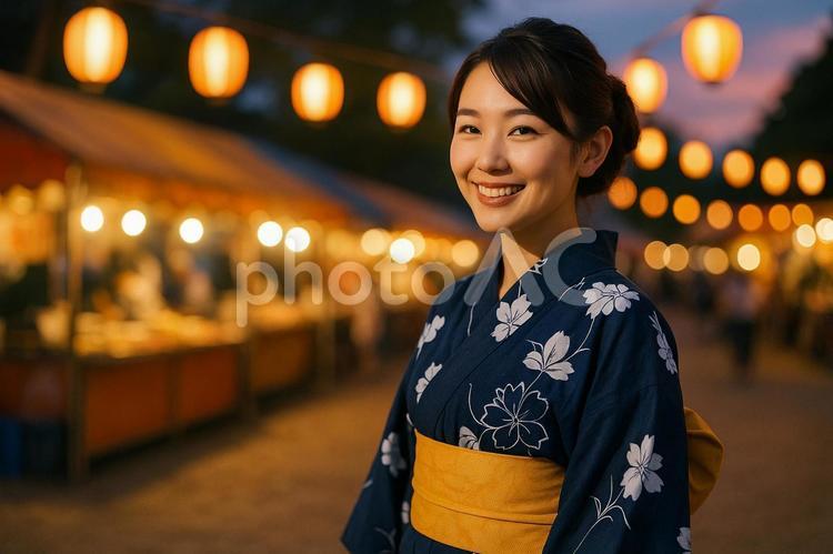 浴衣女性夏祭り夕暮れ 浴衣,女性,夏祭りの写真素材