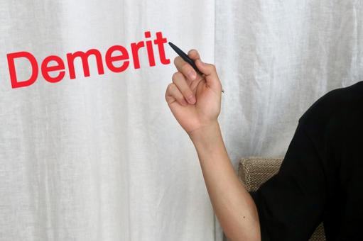 ペンを持つ男性　Demeritイメージ デメリット,demerit,悪いの写真素材