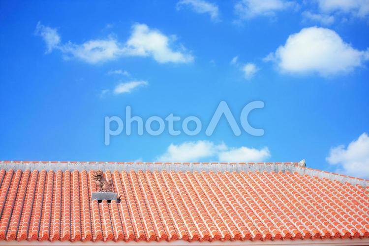 赤瓦とシーサーと青い空 オレンジ,リゾート,夏の写真素材