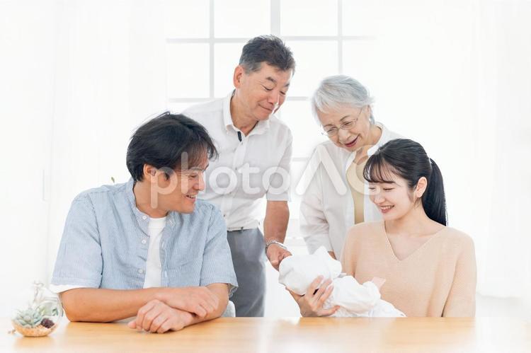 赤ちゃんを抱いた家族（夫婦・里帰り出産） 孫,家族,出産の写真素材