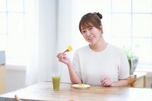 笑顔の食事中の女性 女性,食べ物,笑顔の写真素材
