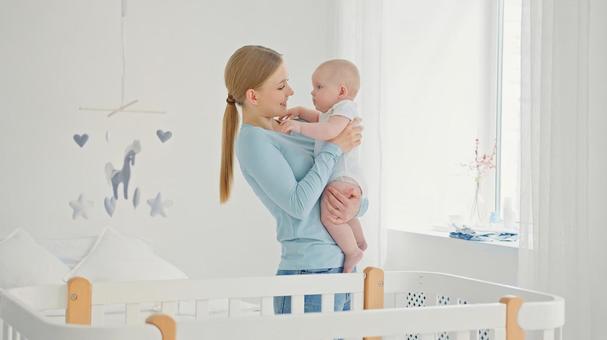 抱っこされ女性を見る真顔の赤ちゃん 抱っこされ女性を見る真顔の赤ちゃん 親子,抱っこ,赤ちゃんの写真素材