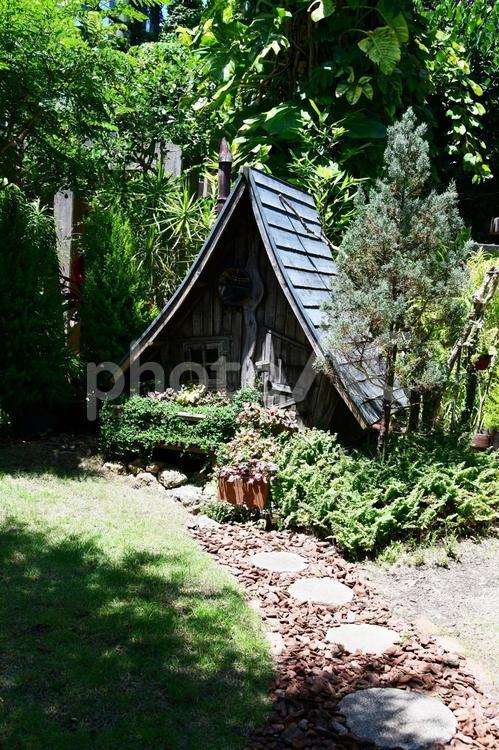 小屋のオブジェのあるガーデン風景 小屋,自然,オブジェの写真素材