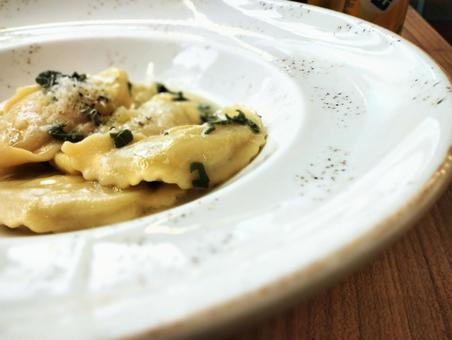 ラビオリ パスタ,洋食,食器の写真素材