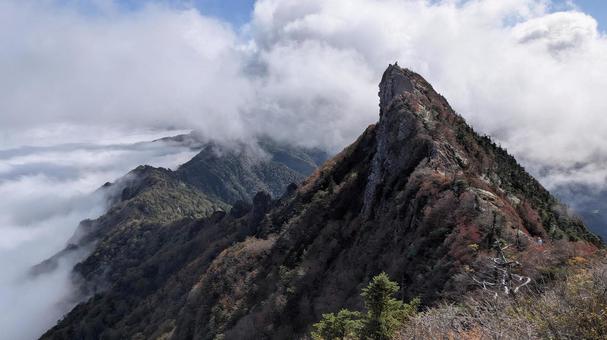秋の紅葉の石鎚山（天狗岳と雲海）の写真