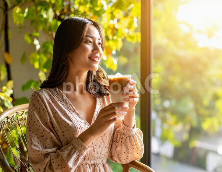 カフェでアイスコーヒーを楽しむ女性 カフェ,コーヒー,アイスラテの写真素材