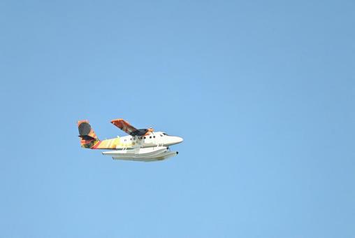 モルディブの空を飛ぶ水上飛行機 モルディブの空を飛ぶ水上飛行機 水上飛行機,空の旅,島旅の写真素材