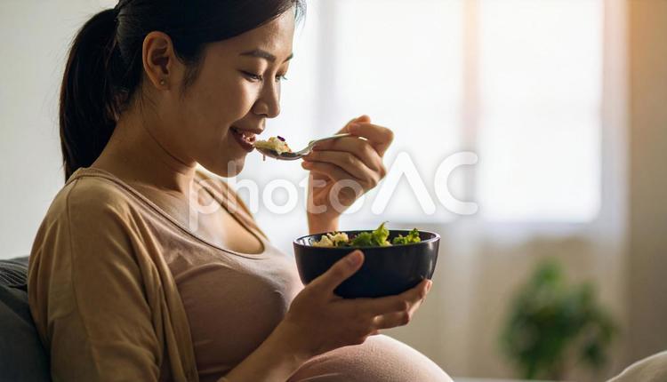 食事を美味しそうに食べる妊婦 満腹,夕食,明るいの写真素材
