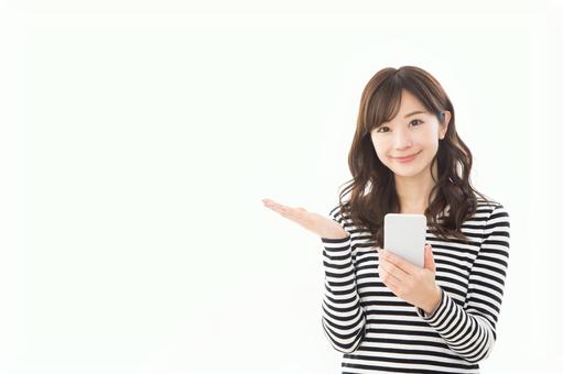 若い女性 ボーダー スマートフォン 若い女性 ボーダー スマートフォンの写真