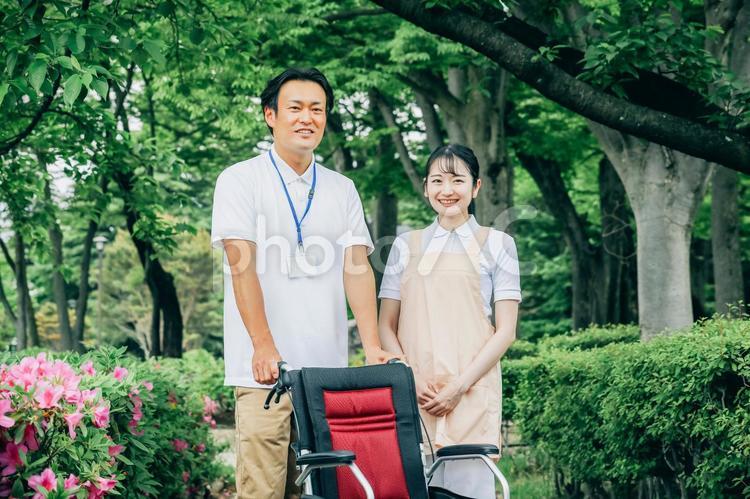 車椅子を持つ男女スタッフ 車椅子,介護士,医療の写真素材