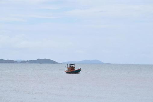 カンボジアのケップ市の海に浮かぶ漁船 カンボジアのケップ市の海に浮かぶ漁船の写真