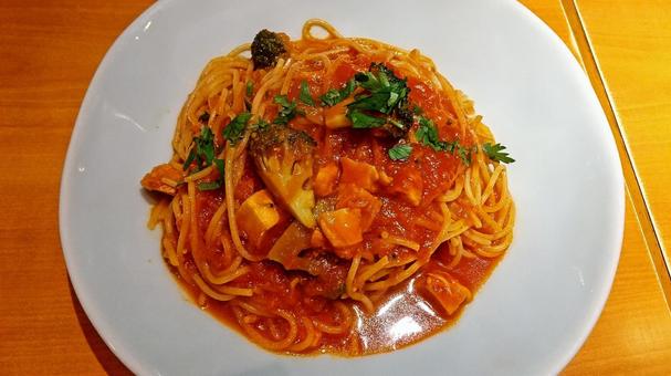 チキンとブロッコリーのトマトソースパスタ チキンとブロッコリーのトマトソースパスタ トマトソースパスタ,パスタ,麺類の写真素材
