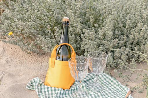 オレンジ色の袋に入ったボトル ワイングラス,ピクニック,飲み物の写真素材