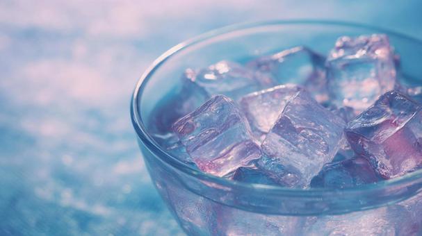 グラスボウルに入った透き通る氷と水 グラスボウルに入った透き通る氷と水の写真
