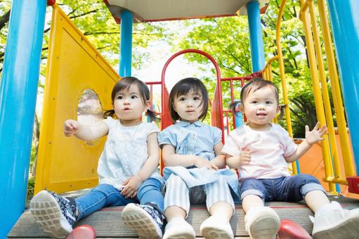 遊具で遊ぶ子供 遊具で遊ぶ子供 公園,女性,遊具の写真素材