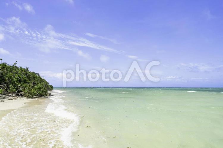 沖縄-【竹富島－竹富島の風景】 海,青,青空の写真素材