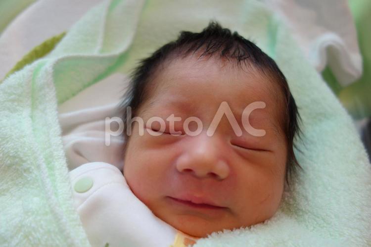 生後2日の眠る赤ちゃん(男児)　産院 赤ちゃん,新生児,男児の写真素材