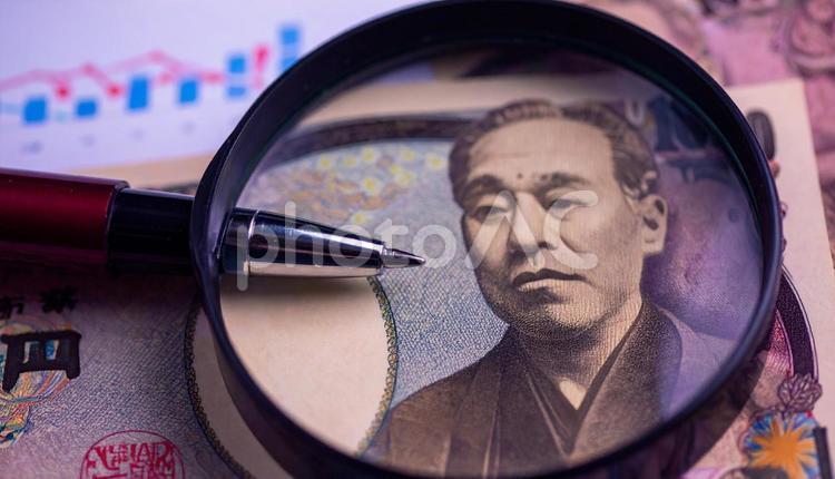 マーケティング　グラフを顕微鏡で見る 顕微鏡,一万円札,赤ペンの写真素材