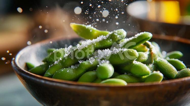 茹でたての枝豆にお塩 01 枝豆,茹でたて,塩の写真素材