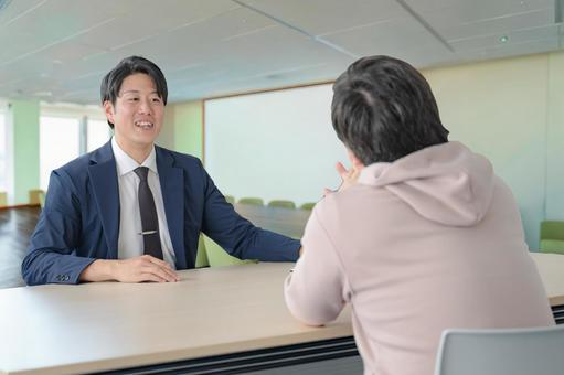 広いオフィスで話すビジネスマンと顧客 広いオフィスで話すビジネスマンと顧客 ビジネスマン,面談,相談の写真素材