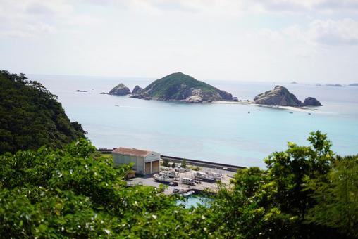 沖縄の離島の港と海に浮かぶ無人の島々 沖縄の離島の港と海に浮かぶ無人の島々の写真