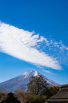 秋の忍野八海から見える富士山 秋の忍野八海から見える富士山 忍野八海,富士山,山梨の写真素材