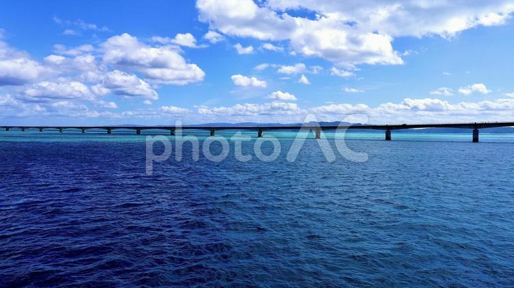 海から見える古宇利大橋と空 古宇利大橋,古宇利島,海の写真素材