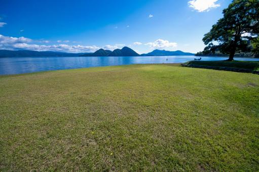 湖畔の広大な芝生が広がる洞爺湖 洞爺湖,湖,芝生の写真素材