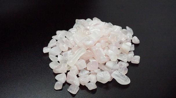 淡いピンクのローズクォーツさざれ石の写真