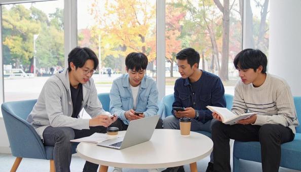 キャンパスライフを楽しむ大学生 キャンパスライフを楽しむ大学生の写真