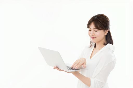 若い女性 ノートパソコン 若い女性 ノートパソコン ノートパソコン,ビジネスウーマン,検索の写真素材