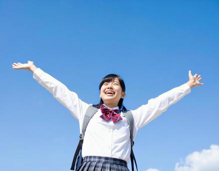 青空の下伸び伸びとする女の子 青空の下伸び伸びとする女の子の写真