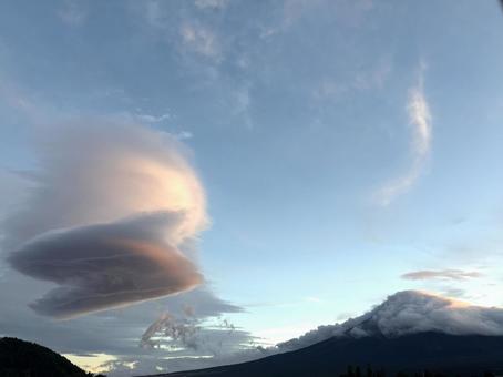 渦巻雲と富士山 富士山,山,空の写真素材