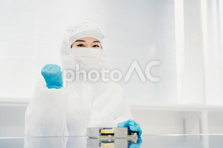 クリーンルームで精密機器を扱う女性 工場,製造業,精密機器の写真素材