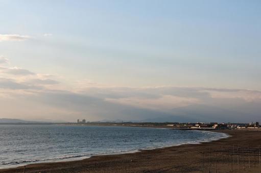 広がる砂浜と穏やかな波打ち際（片瀬西浜） 片瀬西浜,海,砂浜の写真素材